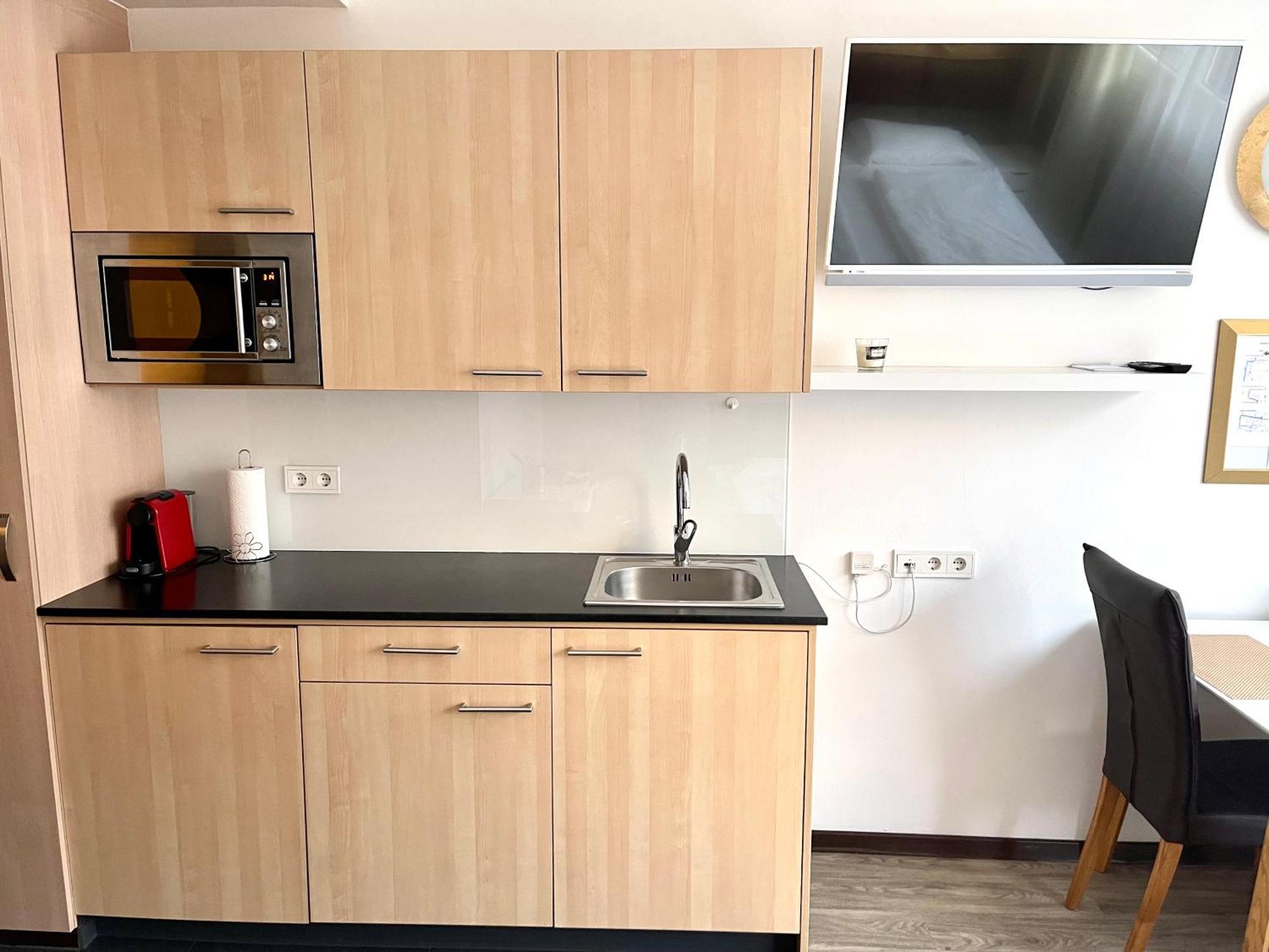 Stylish Near Center Apartment *